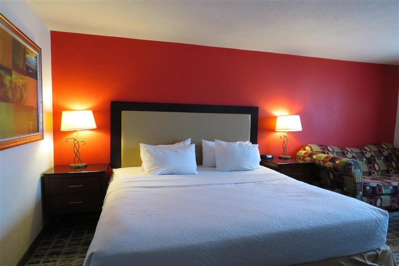 Baymont By Wyndham Ferndale/Royal Oak Hotell Eksteriør bilde